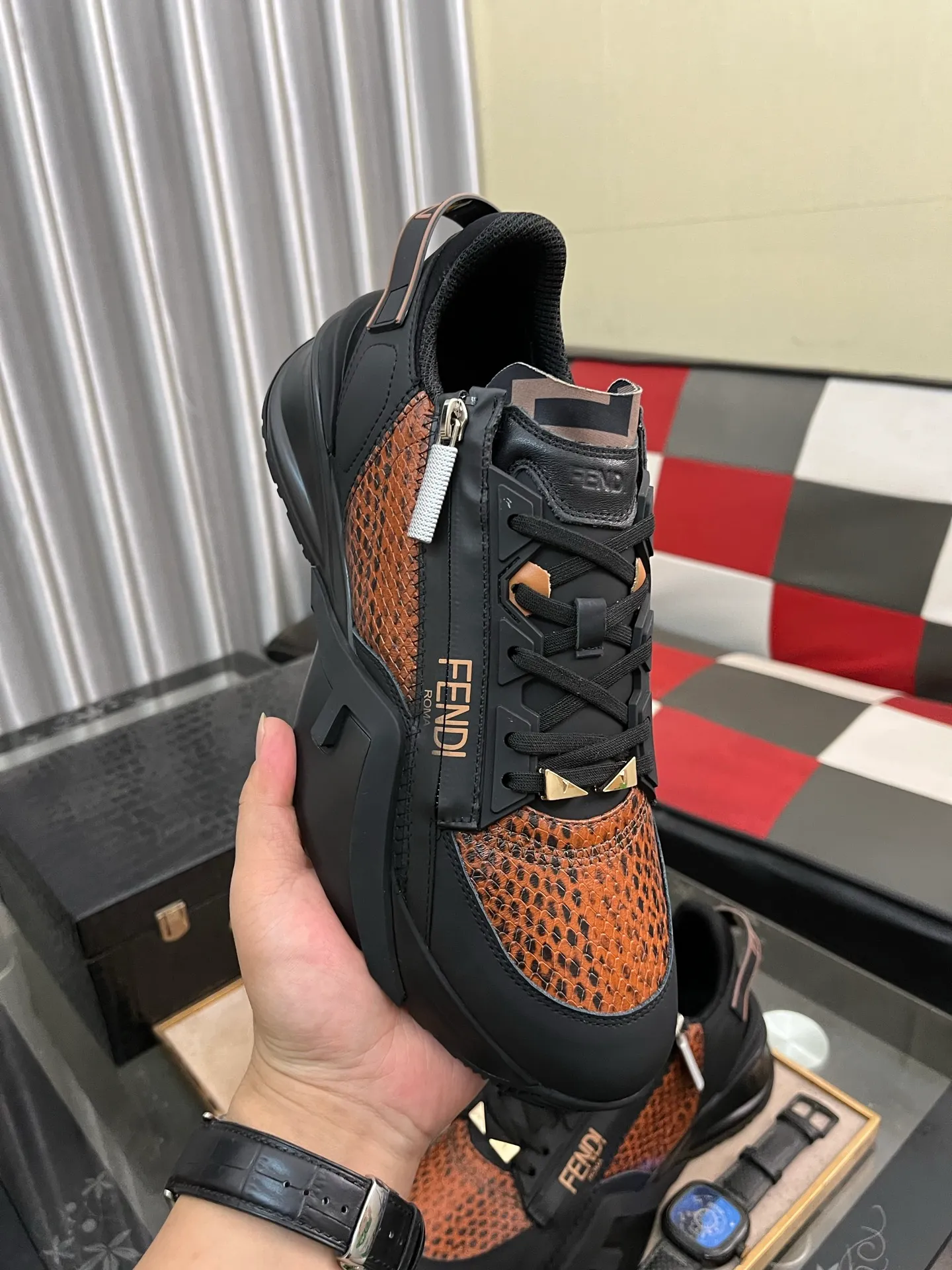 Men's Men's Shoes💰540⌚️⌚️【FENDI】FENDI high-tops are classic and comfortable for men. This complex sneaker is made of soft calfskin➕genuine leather lining➕original ultra-light rubber material with rough outsole. This unique and thin style is suitable for the casual and refined sensibility of this season. It is comfortable and natural on the feet. It is an everyday style for casual travel in autumn and winter! 38−444️⃣colors available